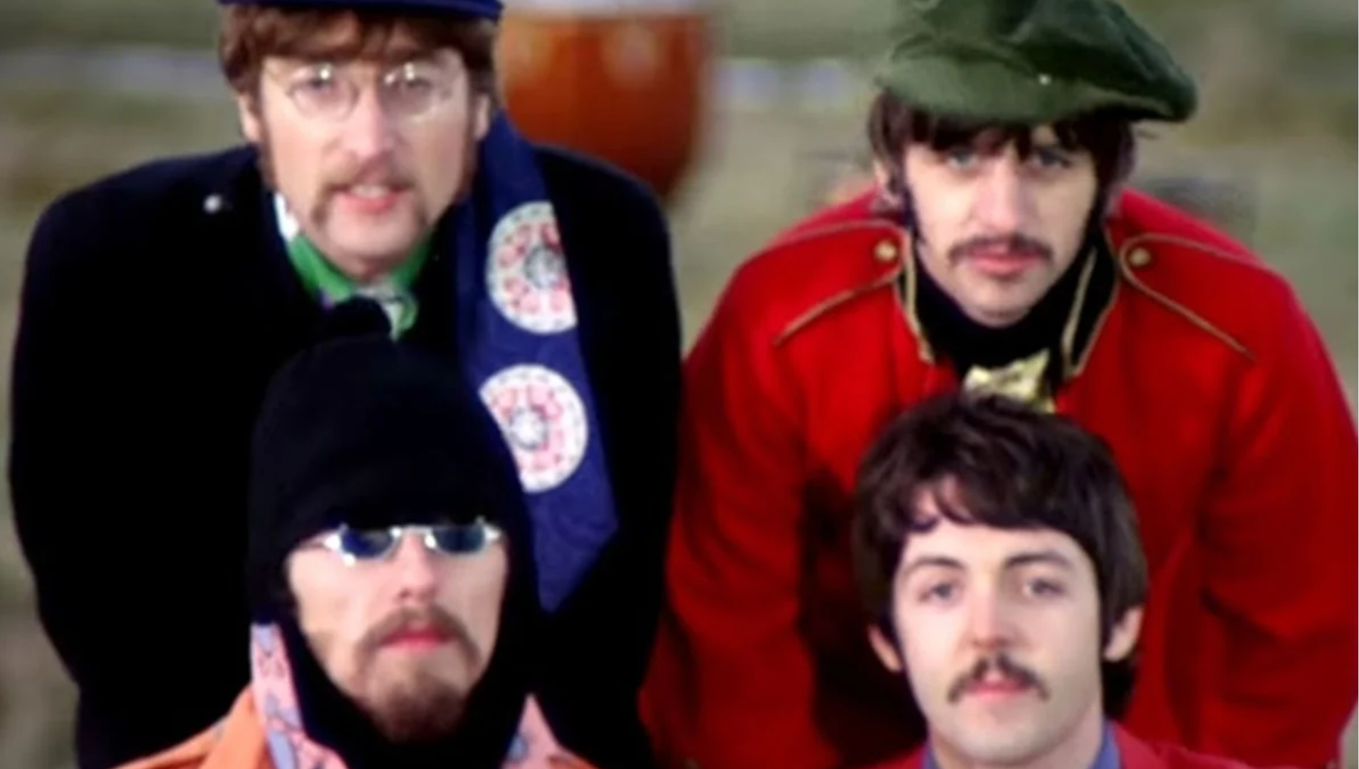 Integrantes dos Beatles no clipe de Strawberry Fields Forever