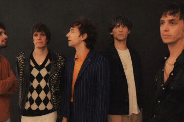 Integrantes do The Strokes posam juntos durante nova fase da banda em meio a rumores de lançamento de álbum inédito