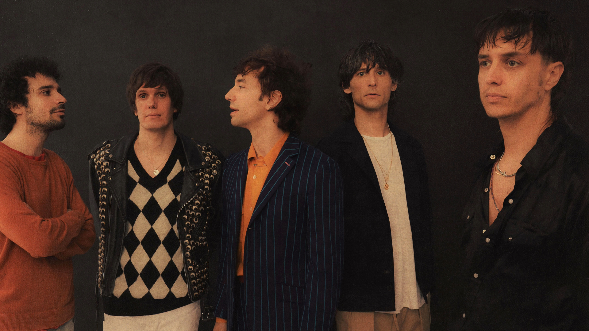 Integrantes do The Strokes posam juntos durante nova fase da banda em meio a rumores de lançamento de álbum inédito