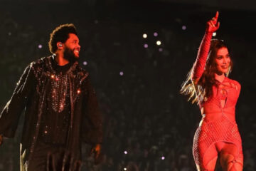 The Weeknd e Anitta no palco durante com iluminação vermelha