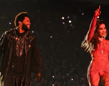 The Weeknd e Anitta no palco durante com iluminação vermelha