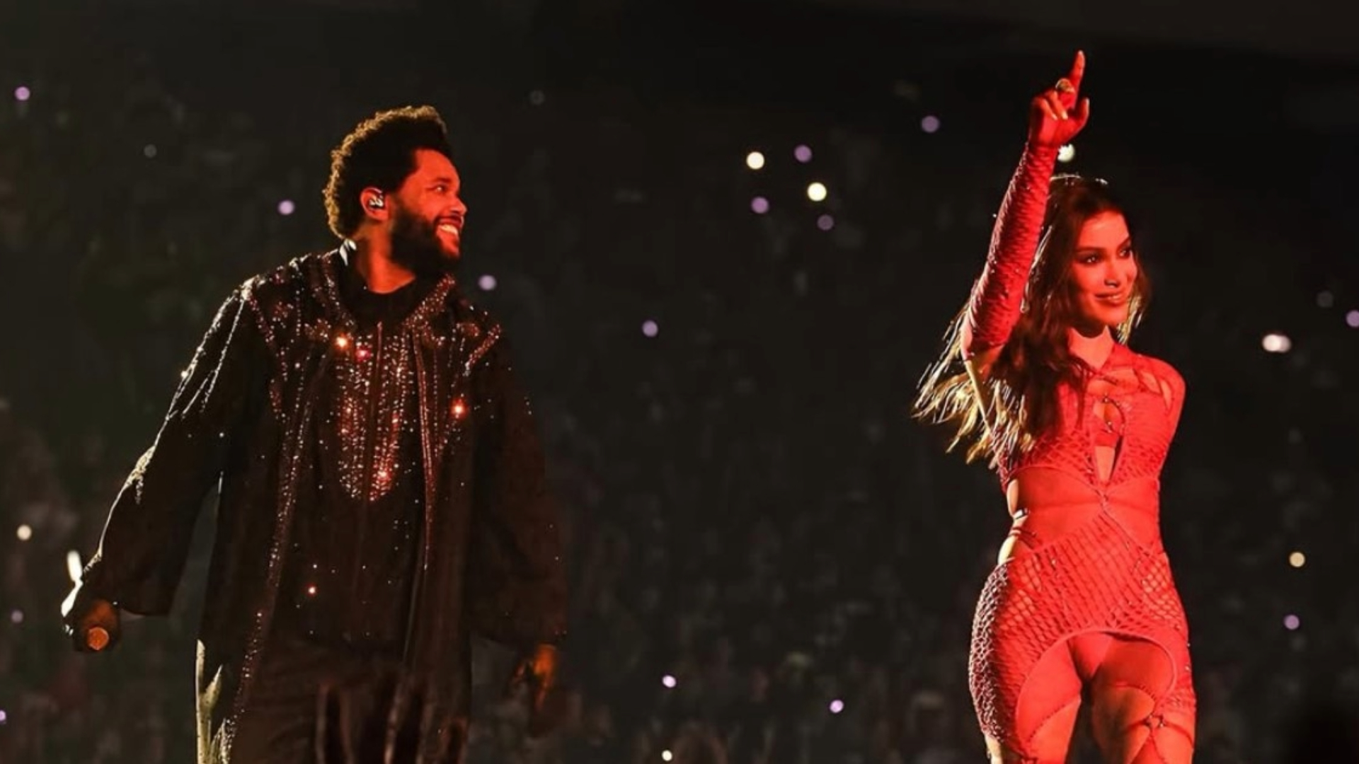 The Weeknd e Anitta no palco durante com iluminação vermelha