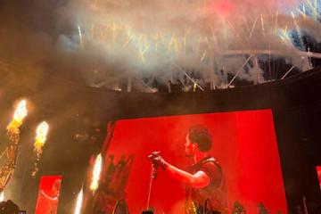 The Weeknd se apresenta no Rio de Janeiro com fogos de artifício e palco iluminado em vermelho no Estádio Nilton Santos