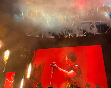 The Weeknd se apresenta no Rio de Janeiro com fogos de artifício e palco iluminado em vermelho no Estádio Nilton Santos