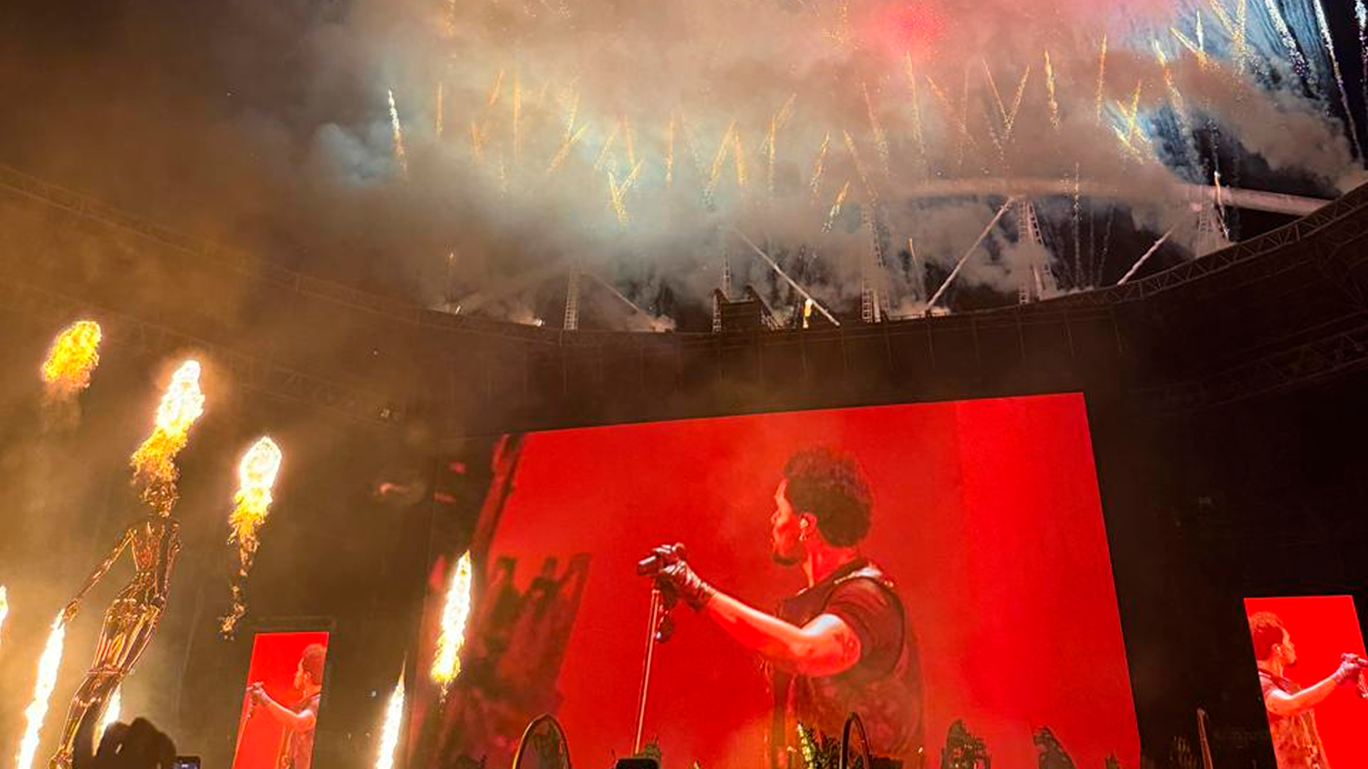 The Weeknd se apresenta no Rio de Janeiro com fogos de artifício e palco iluminado em vermelho no Estádio Nilton Santos