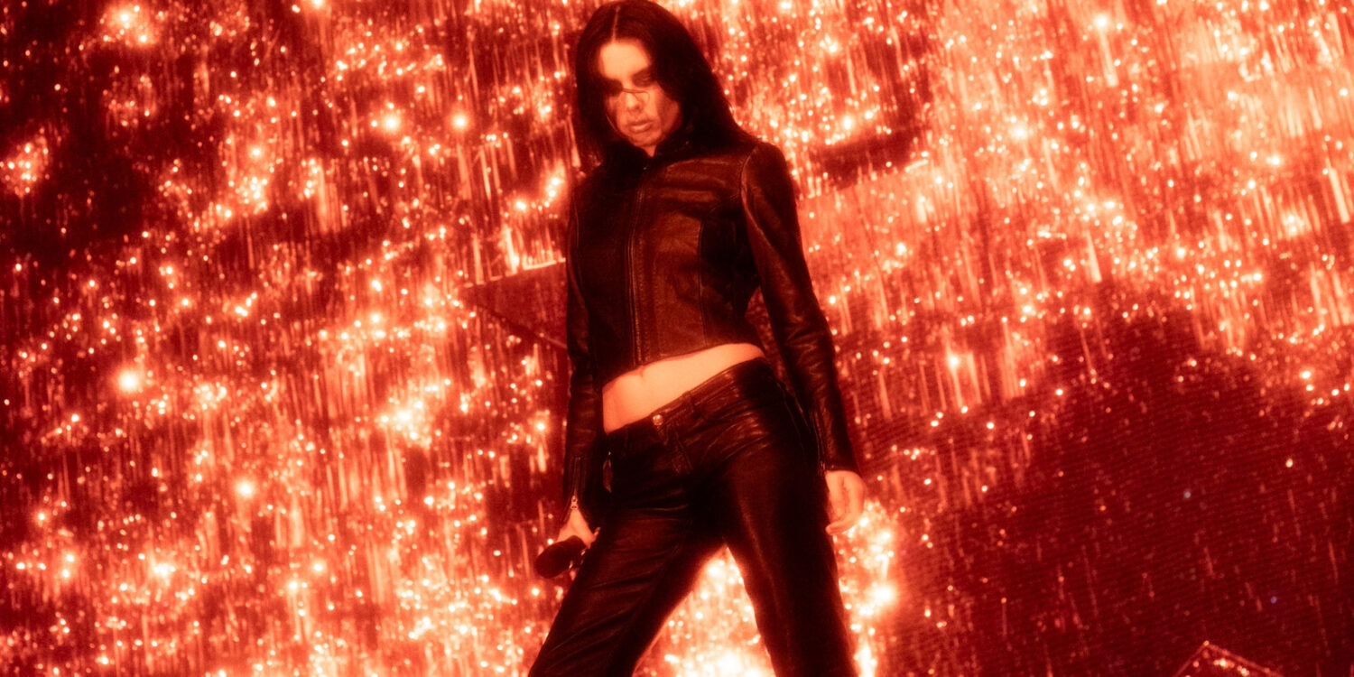 Lykke Li durante apresentação no Vivo Rio em noite que também contou com show do Wolf Alice nos side shows do C6 Fest