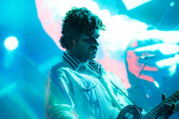 Guitarrista da Fresno durante apresentação da turnê de Carta de Adeus na Fundição Progresso, no Rio de Janeiro, com iluminação azul no palco