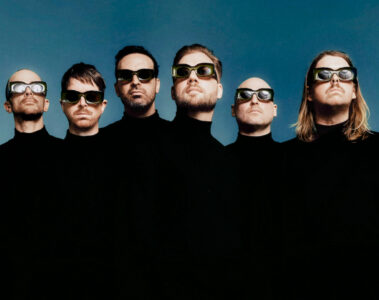 Integrantes da banda LEISURE usam roupas pretas e óculos futuristas em foto promocional da turnê Welcome To The Mood