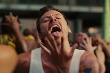 Harry Styles durante cena do clipe de “Dance No More” em meio a multidão