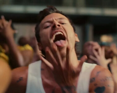 Harry Styles durante cena do clipe de “Dance No More” em meio a multidão