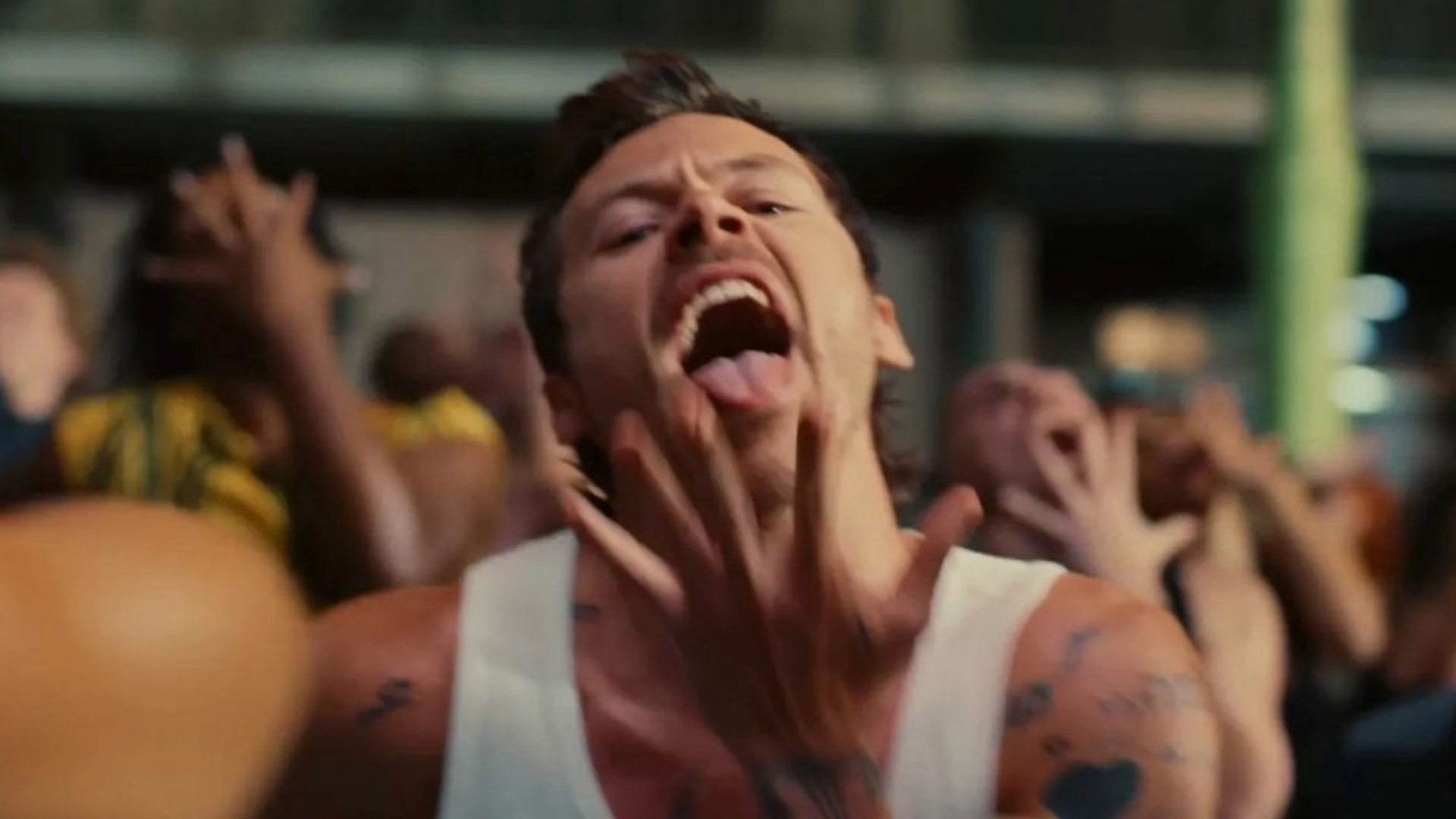 Harry Styles durante cena do clipe de “Dance No More” em meio a multidão