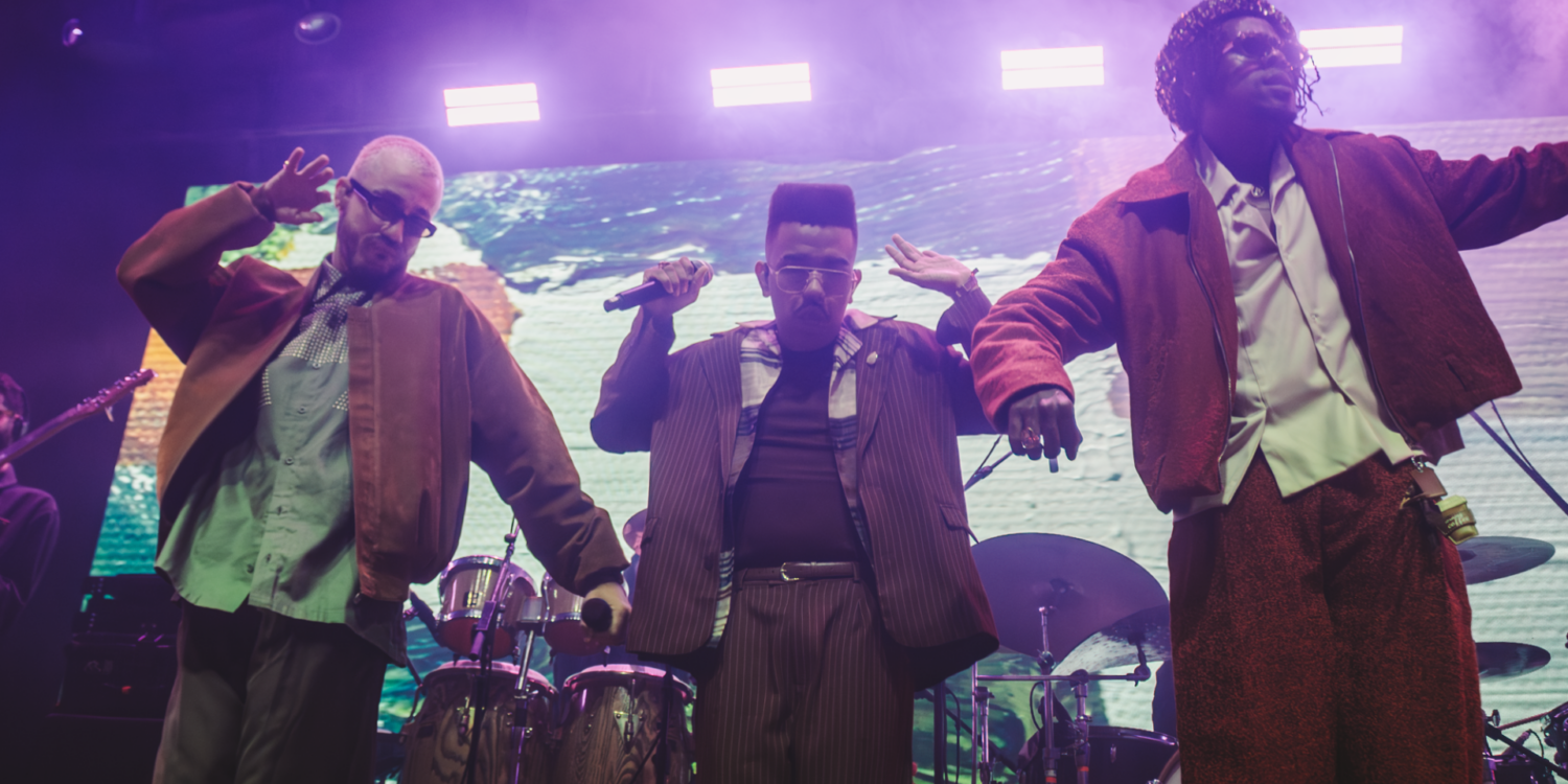Os Garotin se apresentam no palco do Circo Voador durante show da turnê do álbum Força da Juventude, no Rio de Janeiro.