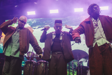 Os Garotin se apresentam no palco do Circo Voador durante show da turnê do álbum Força da Juventude, no Rio de Janeiro.