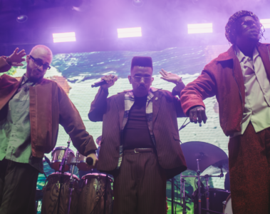 Os Garotin se apresentam no palco do Circo Voador durante show da turnê do álbum Força da Juventude, no Rio de Janeiro.