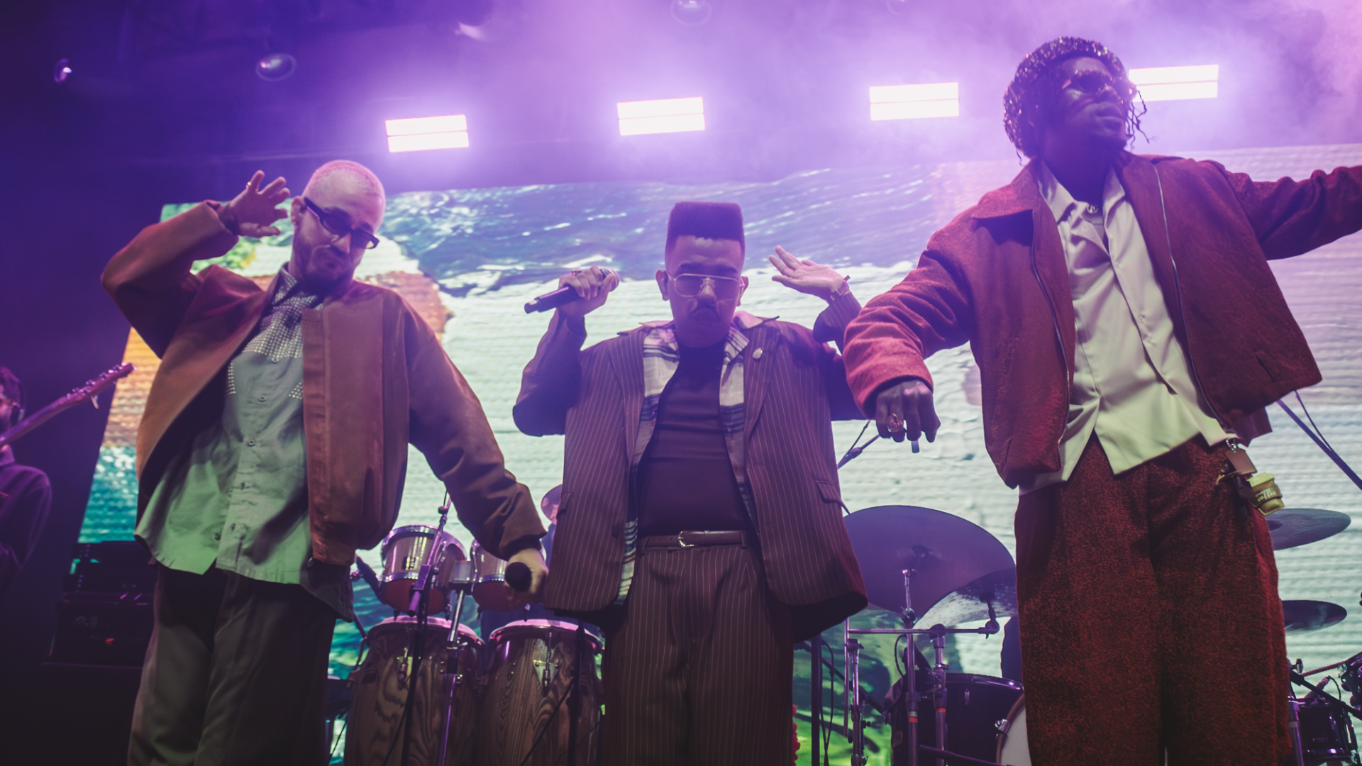 Os Garotin se apresentam no palco do Circo Voador durante show da turnê do álbum Força da Juventude, no Rio de Janeiro.