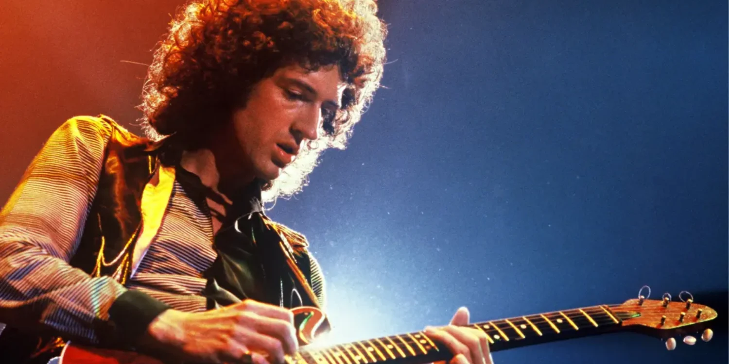 Brian May tocando guitarra em apresentação ao vivo do Queen