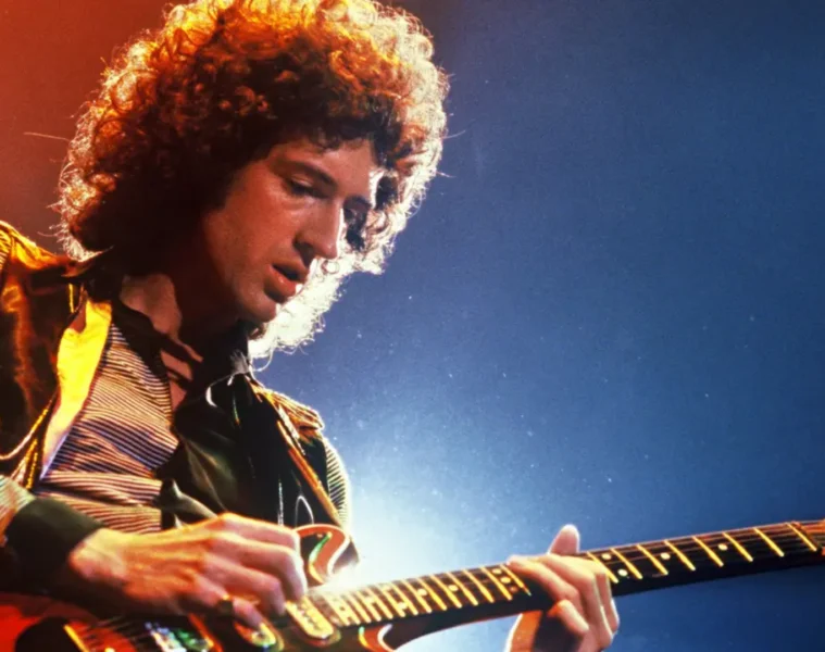 Brian May tocando guitarra em apresentação ao vivo do Queen