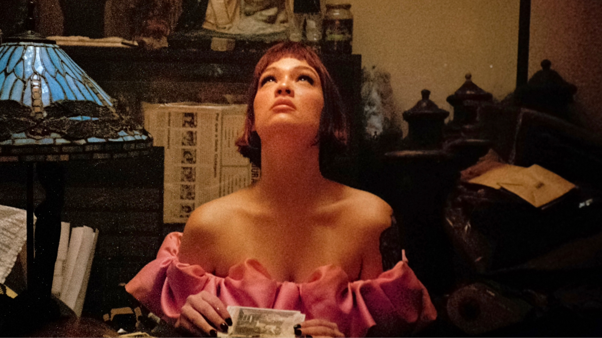 Jade Baraldo em cena do projeto audiovisual do álbum Não Há Nada Mais Honesto Que Um Sonho