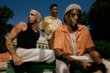 Os Garotin em foto promocional do álbum Força da Juventude, novo trabalho do trio que será lançado ao vivo em show no Circo Voador