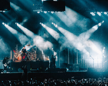 Korn durante show no Nubank Parque em São Paulo com iluminação intensa e estádio lotado