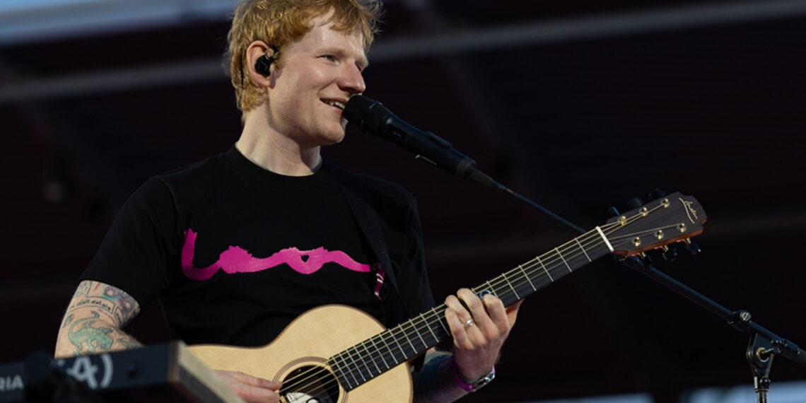 Ed Sheeran durante apresentação ao vivo com violão em show da “LOOP TOUR”