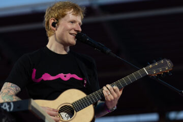 Ed Sheeran durante apresentação ao vivo com violão em show da “LOOP TOUR”