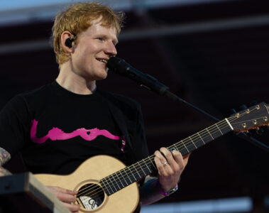 Ed Sheeran durante apresentação ao vivo com violão em show da “LOOP TOUR”