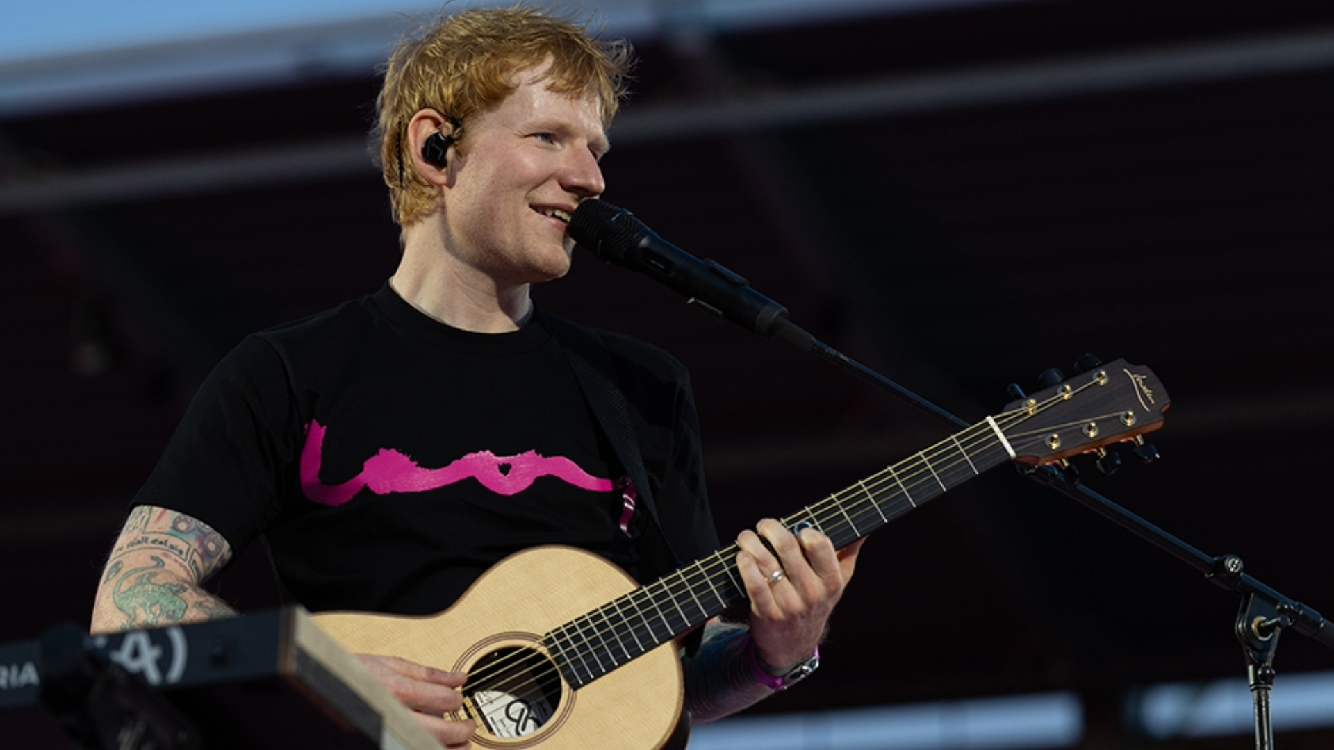 Ed Sheeran durante apresentação ao vivo com violão em show da “LOOP TOUR”
