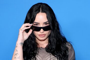 Demi Lovato posa usando óculos escuros durante evento promocional antes de anunciar show em São Paulo.