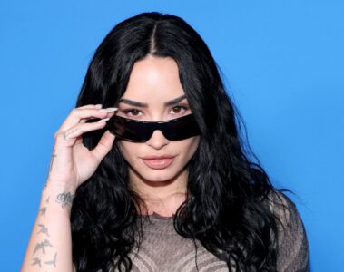 Demi Lovato posa usando óculos escuros durante evento promocional antes de anunciar show em São Paulo.