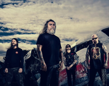 Integrantes do Slayer posam diante de destroços de avião durante divulgação do show de 40 anos do álbum Reign in Blood.