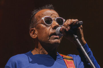 Jorge Ben Jor durante apresentação ao vivo anunciando show Alquimia Popular Brasileira em São Paulo