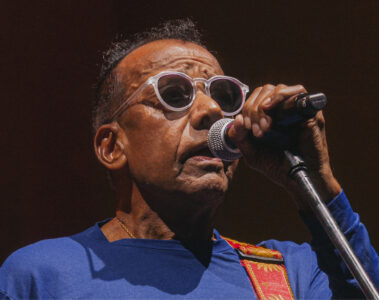 Jorge Ben Jor durante apresentação ao vivo anunciando show Alquimia Popular Brasileira em São Paulo