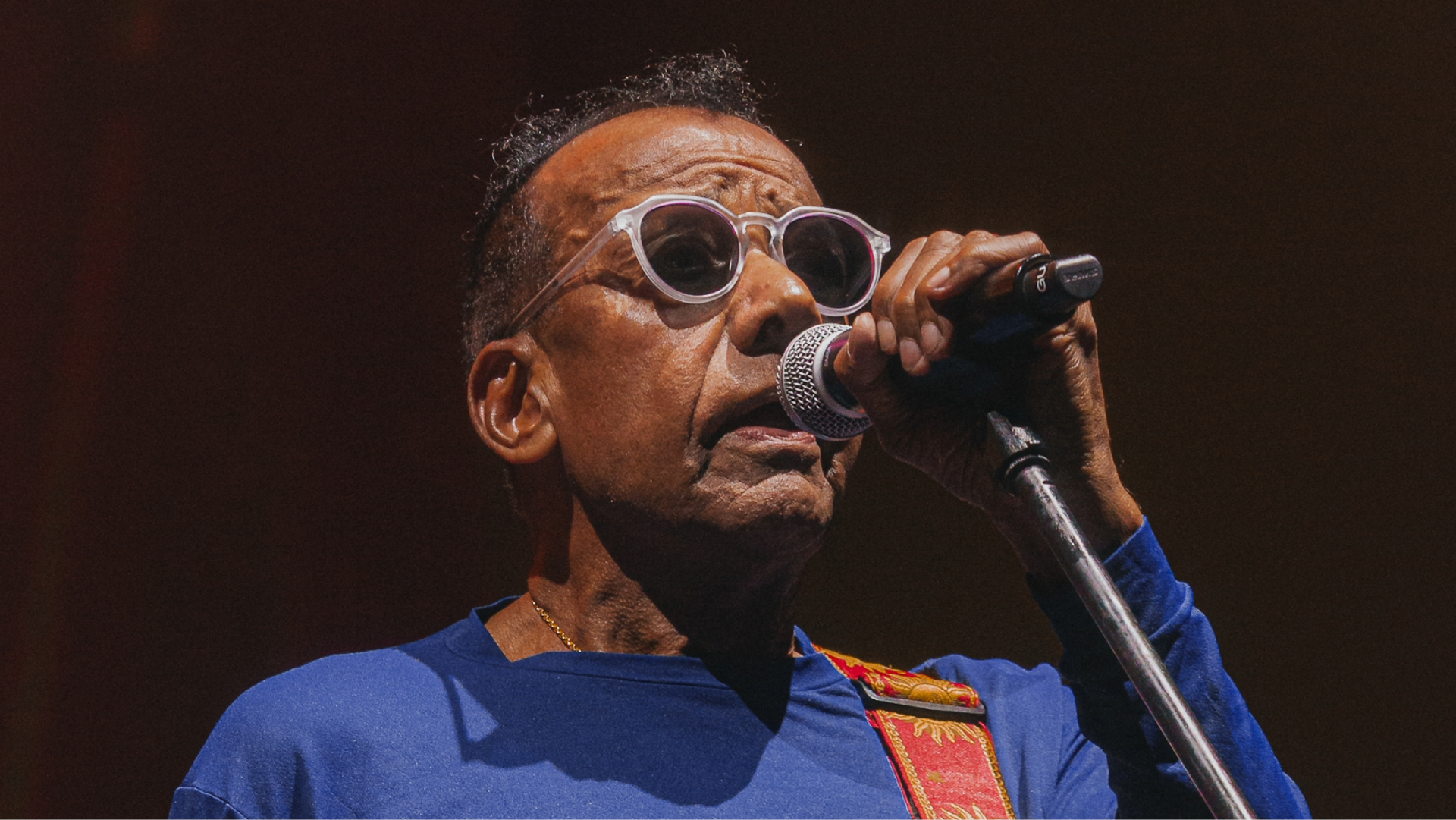 Jorge Ben Jor durante apresentação ao vivo anunciando show Alquimia Popular Brasileira em São Paulo