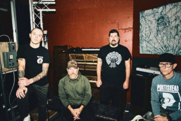 Integrantes da Hot Water Music em foto promocional para anúncio do show em São Paulo no Hangar 110 em 2027