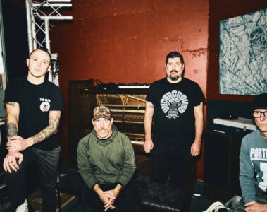 Integrantes da Hot Water Music em foto promocional para anúncio do show em São Paulo no Hangar 110 em 2027