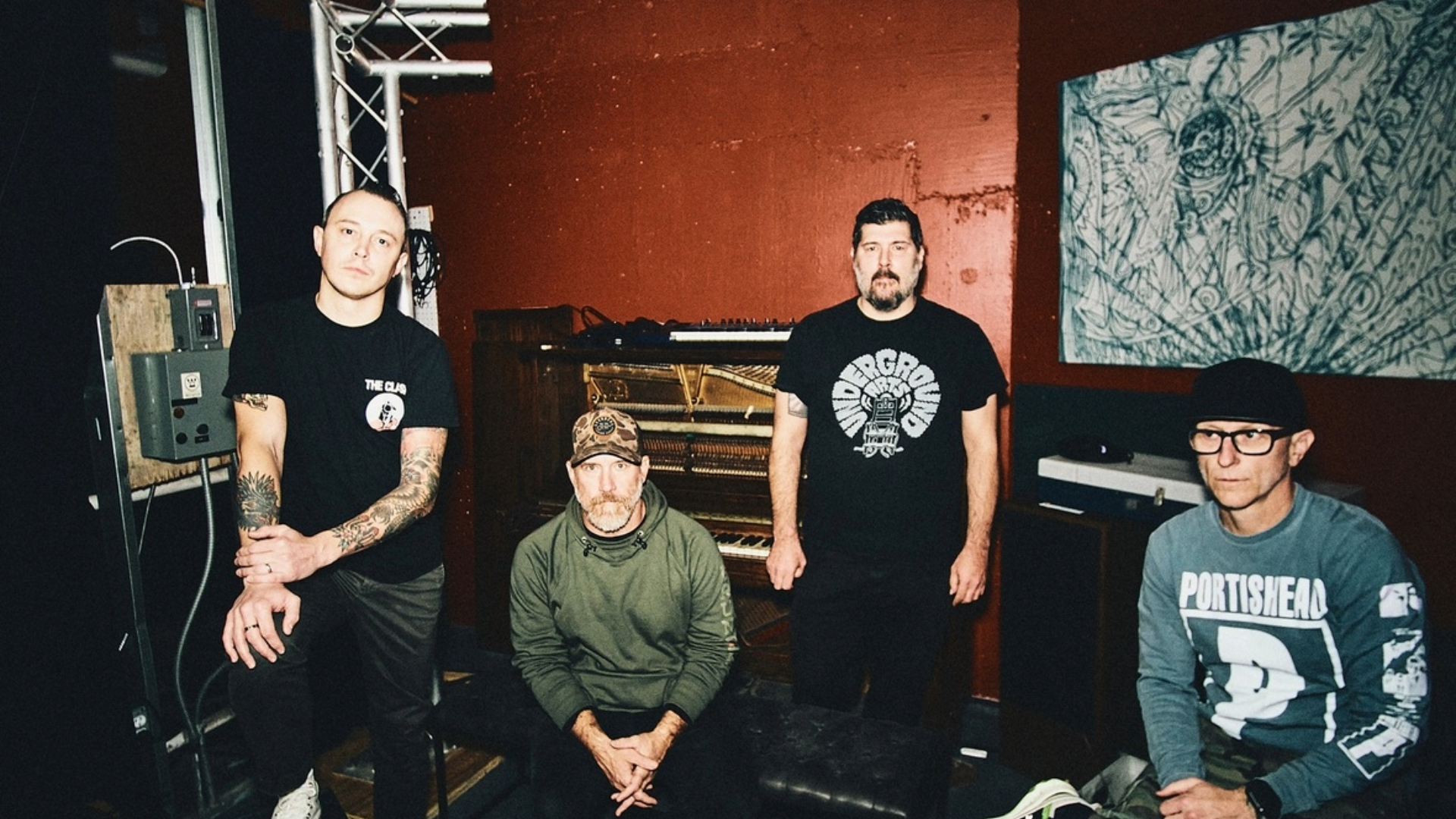 Integrantes da Hot Water Music em foto promocional para anúncio do show em São Paulo no Hangar 110 em 2027