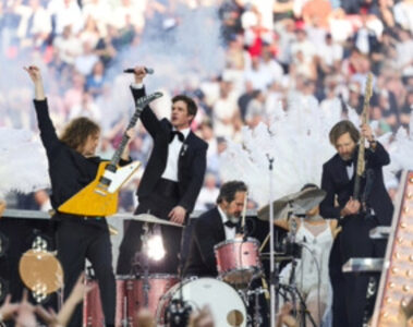 Brandon Flowers e The Killers durante apresentação na abertura da final da Champions League, acompanhados por dançarinas e produção inspirada em Las Vegas.