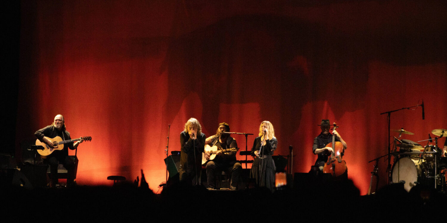 Robert Plant se apresenta com o Saving Grace durante show no C6 Fest 2026 em São Paulo