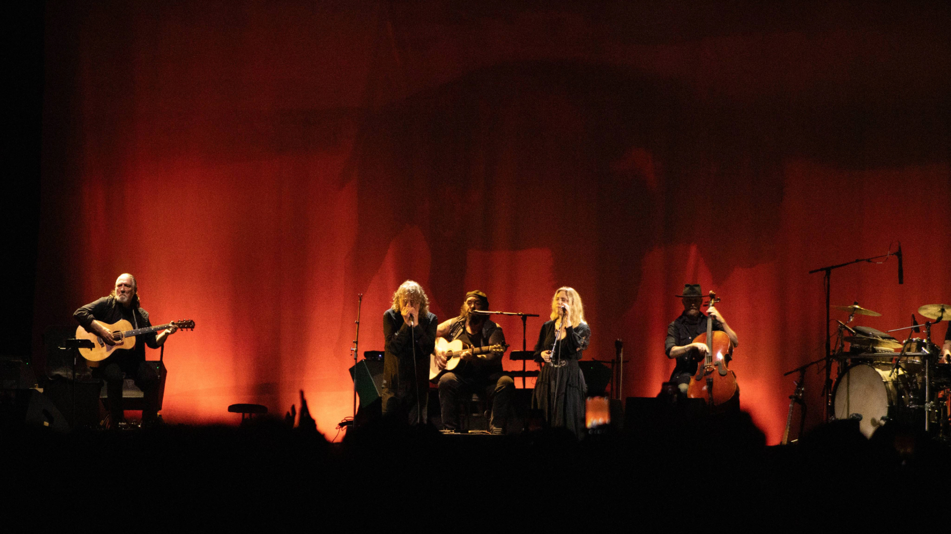 Robert Plant se apresenta com o Saving Grace durante show no C6 Fest 2026 em São Paulo