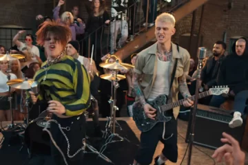 Yungblud e Machine Gun Kelly durante colaboração musical antes da polêmica nas redes sociais
