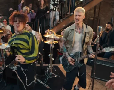 Yungblud e Machine Gun Kelly durante colaboração musical antes da polêmica nas redes sociais