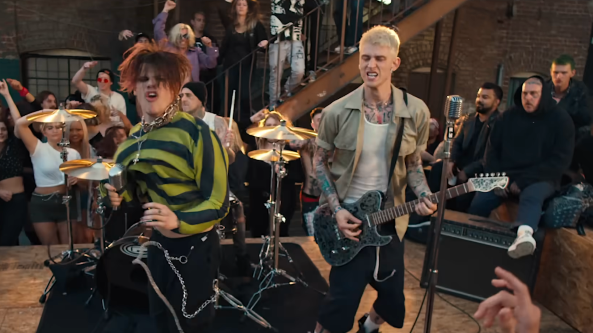 Yungblud e Machine Gun Kelly durante colaboração musical antes da polêmica nas redes sociais