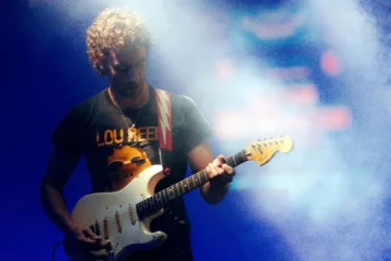 Albert Hammond Jr., guitarrista do The Strokes, durante apresentação ao vivo