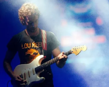 Albert Hammond Jr., guitarrista do The Strokes, durante apresentação ao vivo