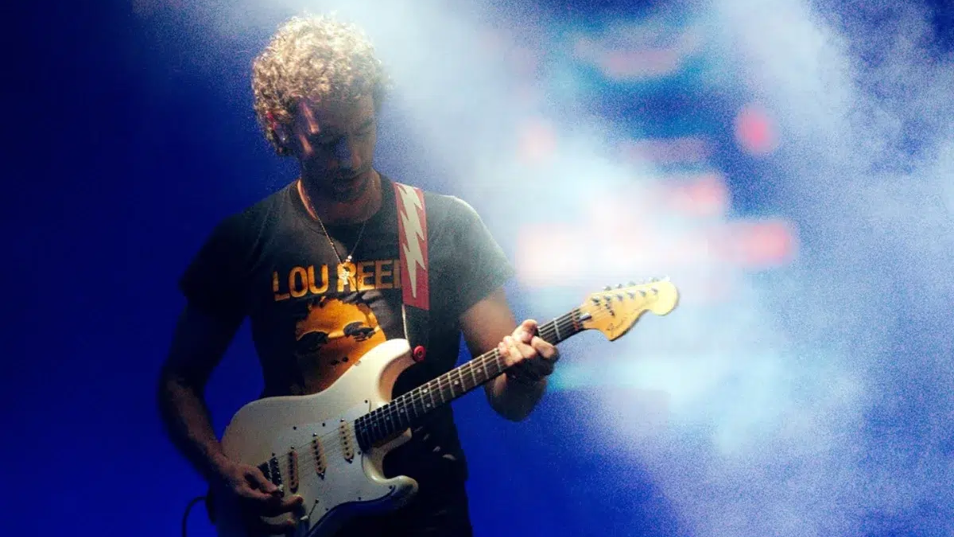 Albert Hammond Jr., guitarrista do The Strokes, durante apresentação ao vivo