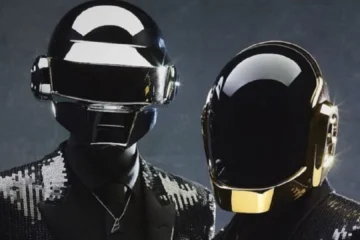 Daft Punk em imagem promocional com os clássicos capacetes futuristas