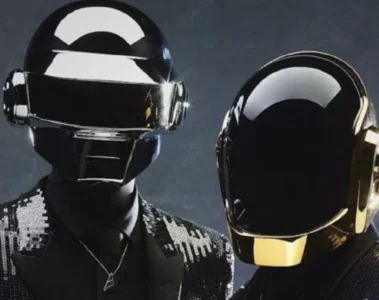 Daft Punk em imagem promocional com os clássicos capacetes futuristas