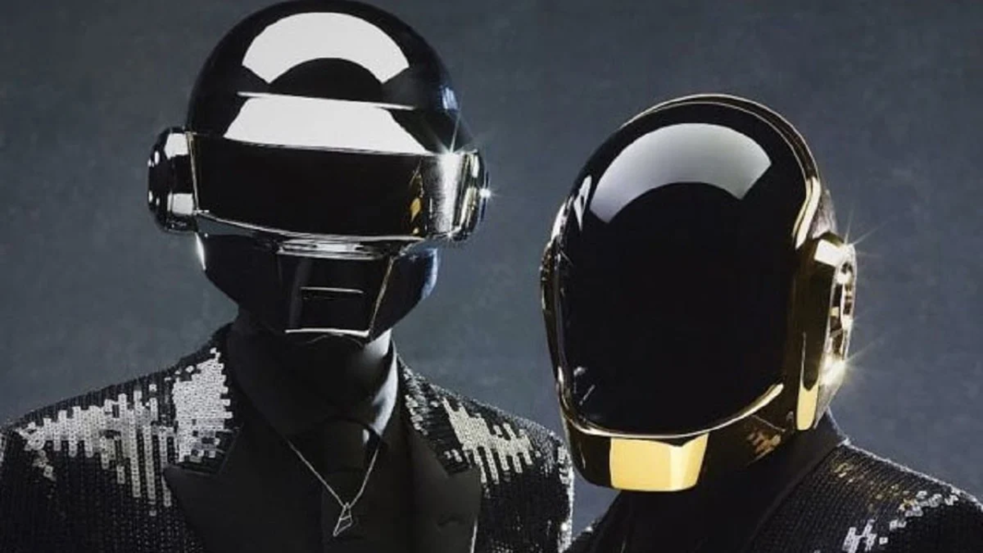 Daft Punk em imagem promocional com os clássicos capacetes futuristas