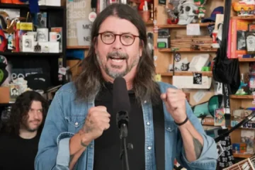 Dave Grohl durante a estreia do Foo Fighters no Tiny Desk Concert da NPR